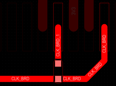 Компонент Net Tie, используемый для трассировки одного тактового сигнала к двум тактовым выводам ПЛИС. На печатной плате контактные площадки (показаны штриховкой) посадочного места компонента Net Tie замкнуты трассой (показана контуром).